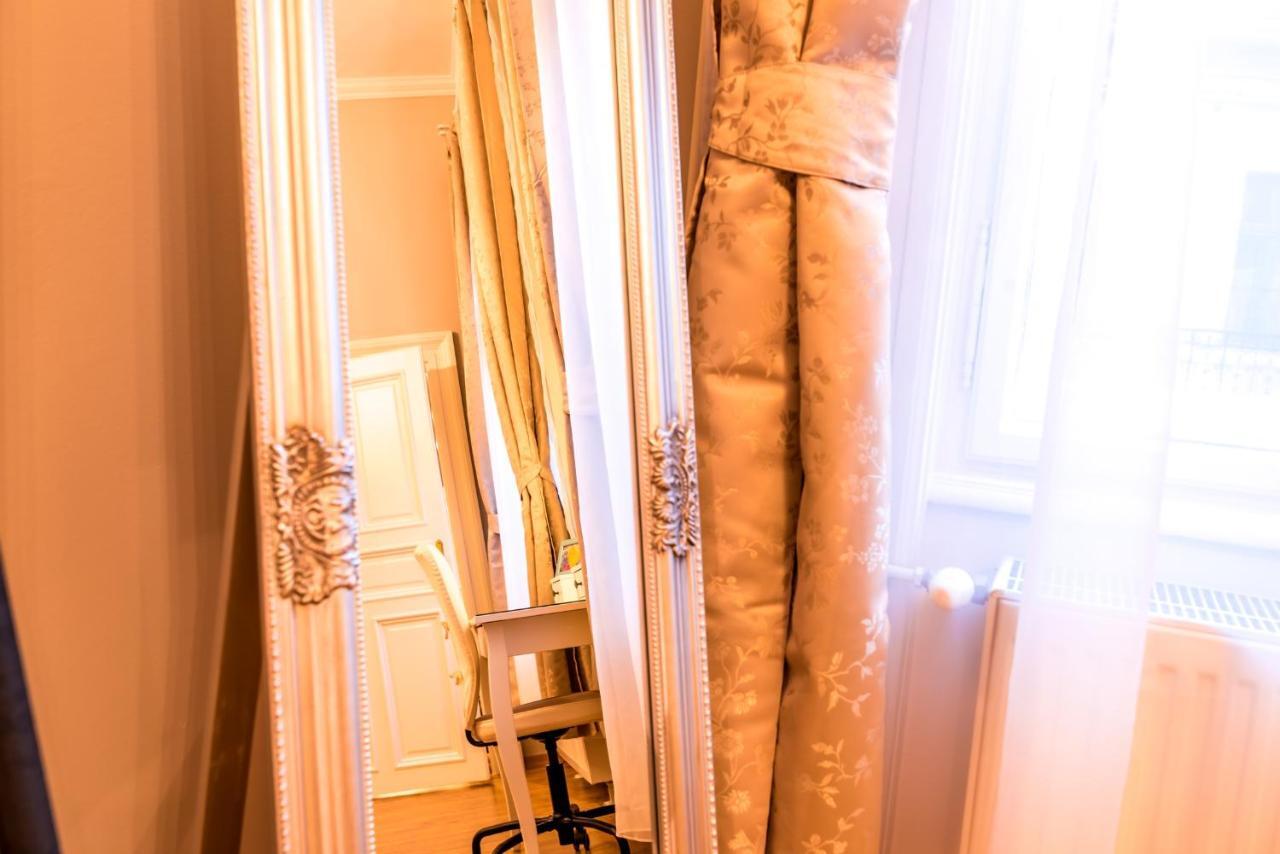 R38 - Artists Luxury Apartman *